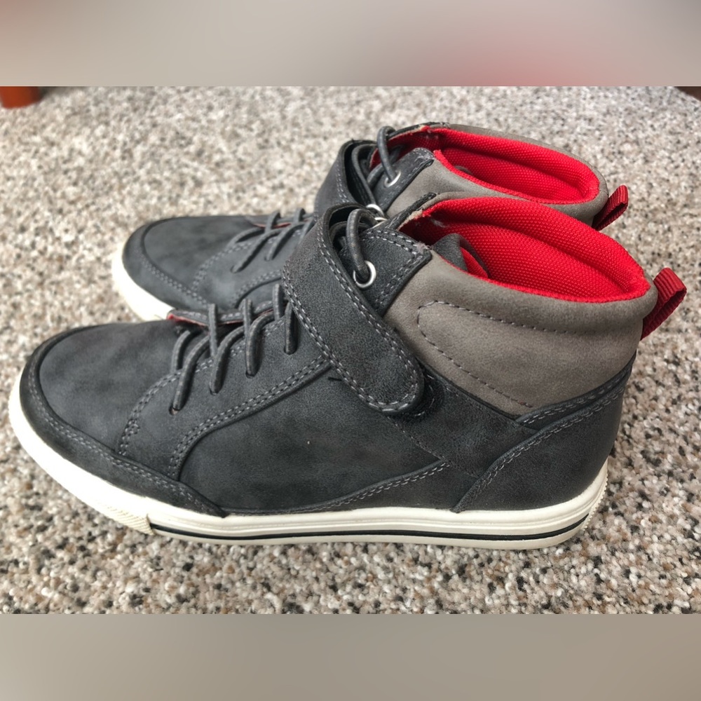 Sonoma Boy’s Blanford Sneakers Grey and Red Two Tone Size 3